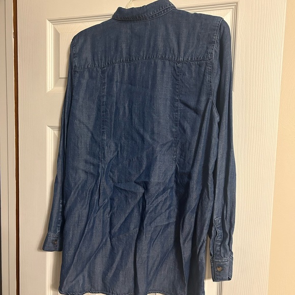 Blue Casual Button Down Shirt with Long Sleeves and Relaxed Fit - Picture 2 of 3